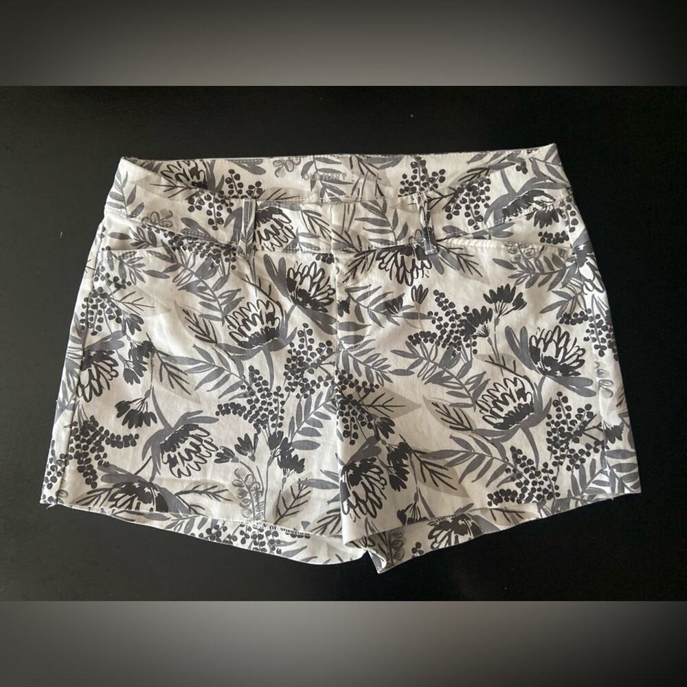 OLD NAVY Grey Floral Pixie Chino Shorts sz 2